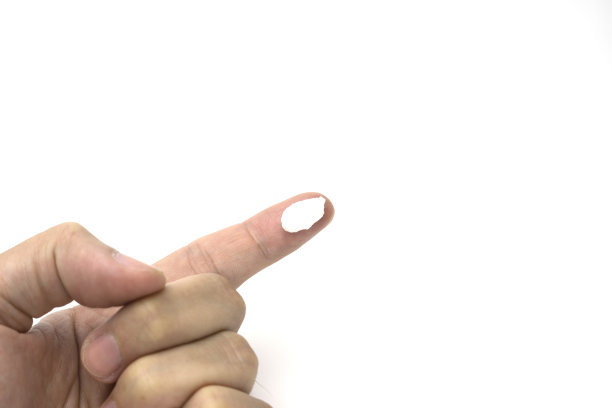 奶油在左手的食指上。图片下载