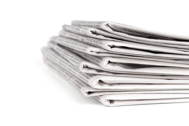 一叠叠好的报纸图片下载