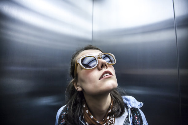 年轻潮人的女人图片下载