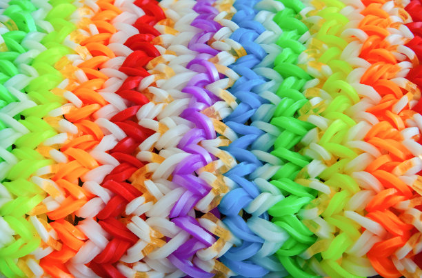 织布机上制作的五颜六色的大橡胶彩虹带图片下载