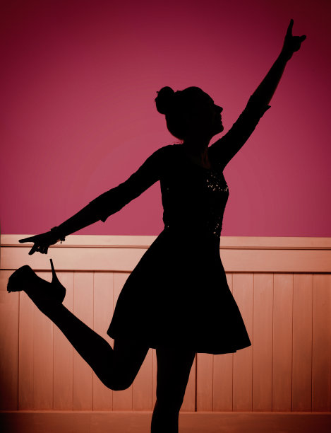 舞池里快乐的年轻舞者图片下载