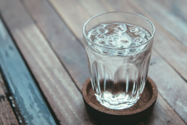 泰国一名男子在泰国夜市用陶瓷制作杯子和陶器。图片下载