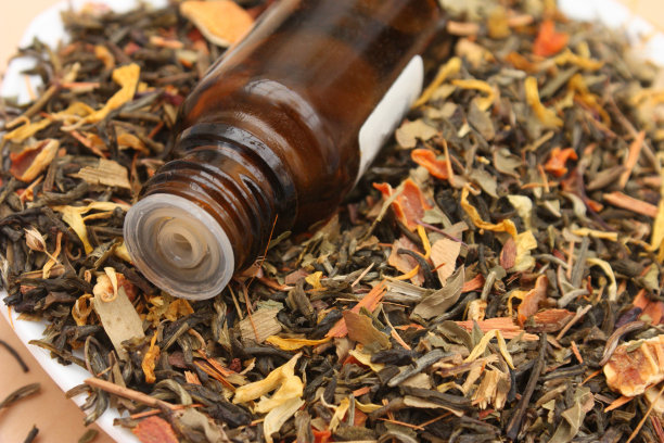 用柑橘精油调味的茶图片下载