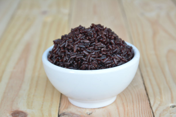 白杯上的米莓图片下载