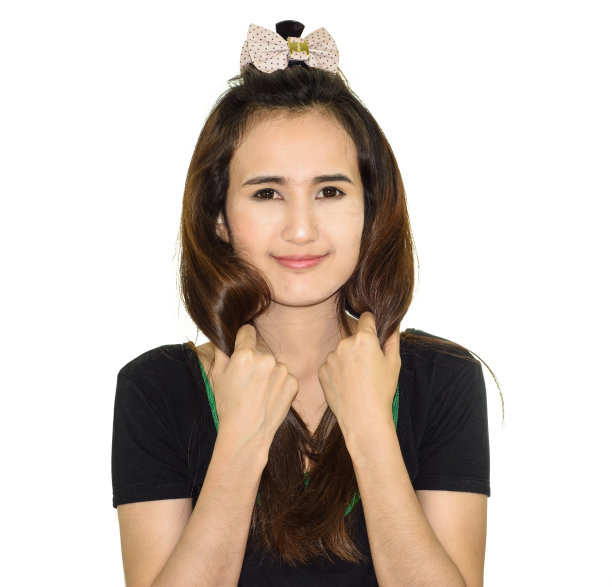 戴着粉色发夹的女孩图片下载