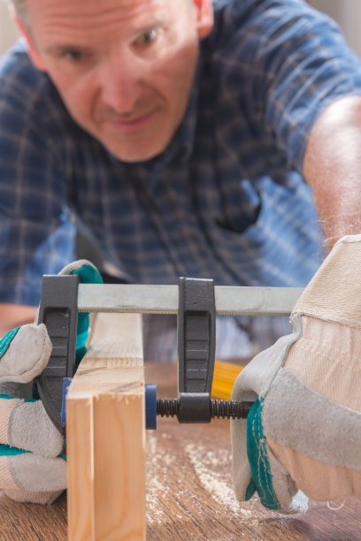 在车间里使用棒状夹钳的人图片下载