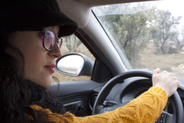 性感女孩开着她的车图片下载