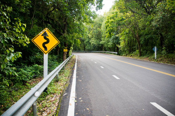 黄色警告标志弯道图片下载