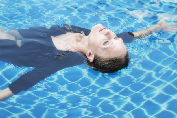 游泳池里的那个女孩图片下载