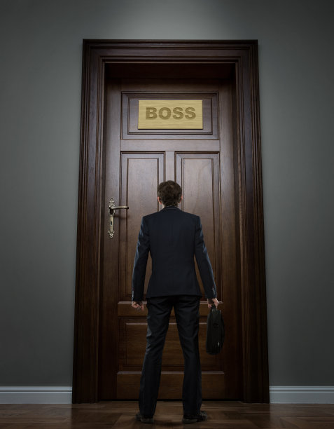 商人站在大门前图片下载