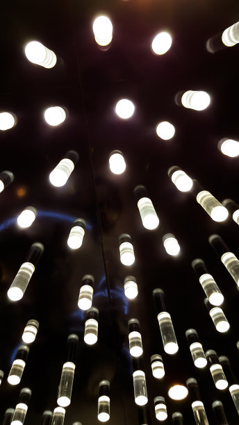 天花板上的现代灯具图片下载