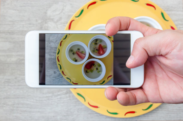 水果草莓和猕猴桃果冻甜点的照片通过智能手机图片下载