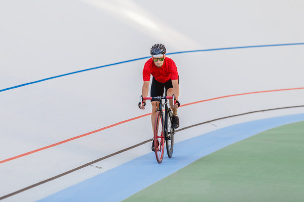 户外赛车场上的自行车赛图片下载