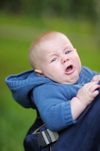 哭泣的小男孩图片下载