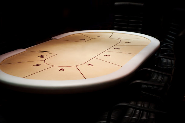 赌场里的一张牌桌。玩扑克。德州Holdem图片下载