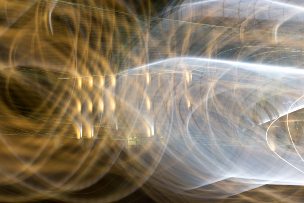 夜色以城市为背景。照片在运动图片下载