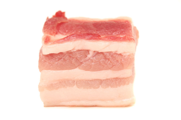 白色背景上的生五花肉块图片下载