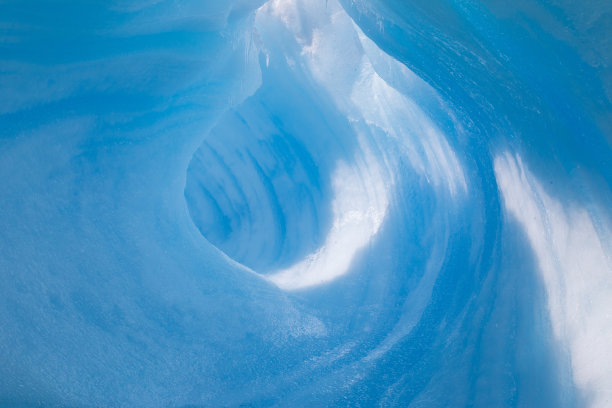 惊人的波浪形状的冰山与完美的蓝色隧道图片下载