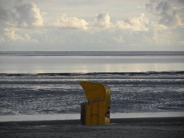 傍晚光线下的带顶柳条椅图片下载