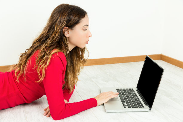 女人使用电脑图片下载