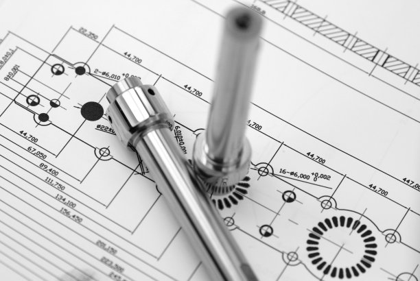近距离观察图纸上的银色机械部件图片下载