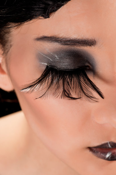 夸张的妆容，羽毛般的睫毛图片下载