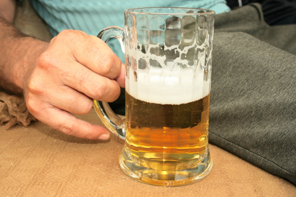 手里拿着啤酒图片下载