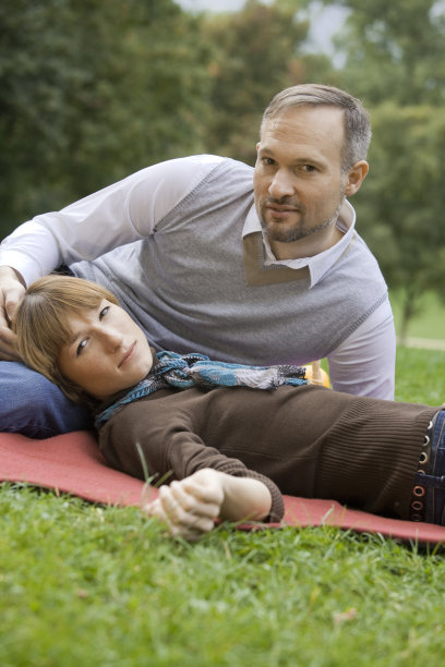 相爱的夫妇在地上放松图片下载