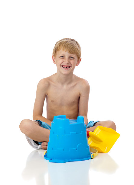 小男孩和沙玩具图片下载