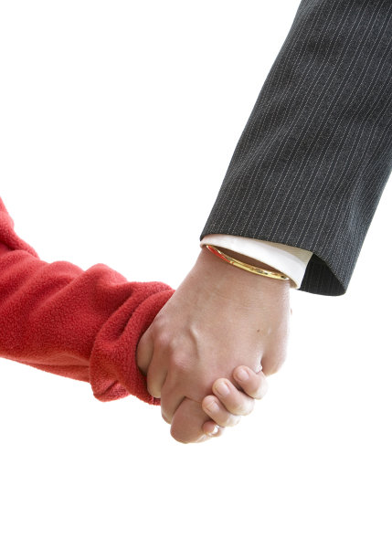 手握母亲和孩子的家庭图片下载