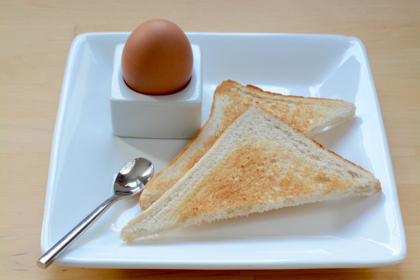 煮鸡蛋和烤面包图片下载