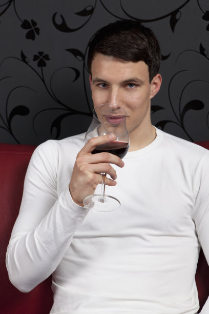 英俊的年轻人和一杯红酒图片下载