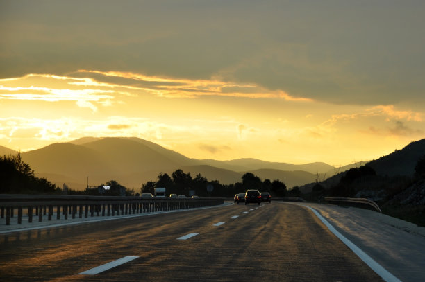 高速公路在日落时分图片下载