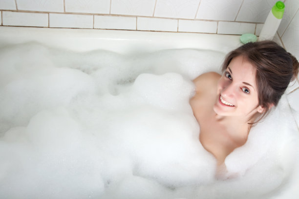 坐在浴缸里的女孩图片下载