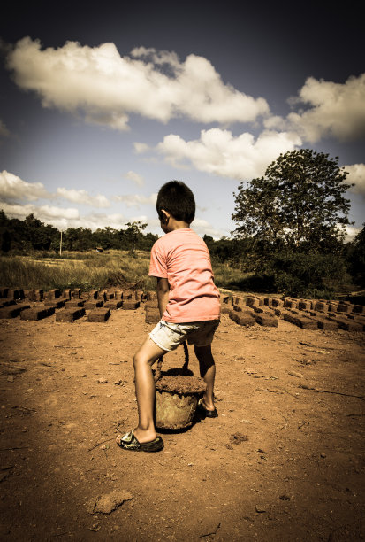 努力工作的男孩图片下载