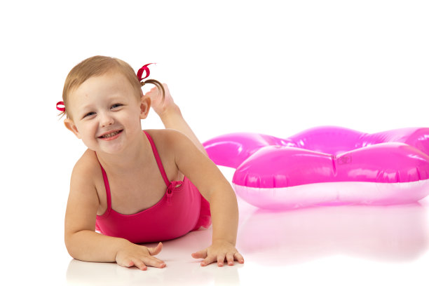 微笑的女孩游泳图片下载