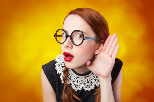 黄色背景的红发女孩很惊讶。图片下载