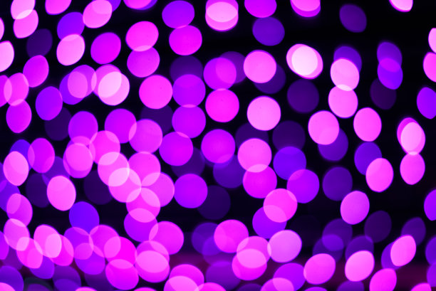 粉色抽象散景灯。散焦背景图片下载