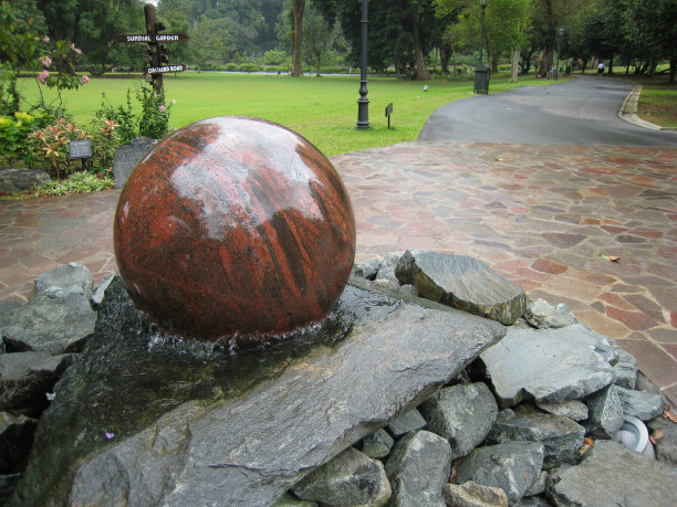 新加坡植物园的滚动花岗岩球雕塑图片下载