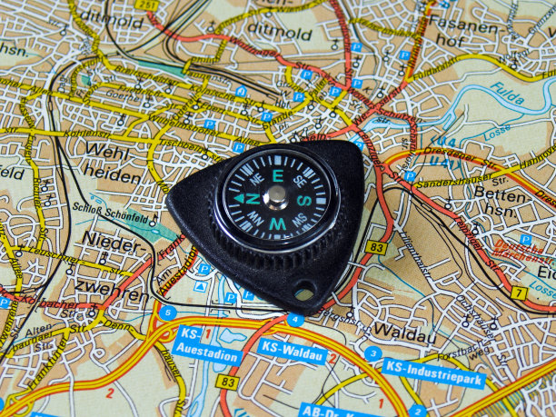 指南针和地图图片下载