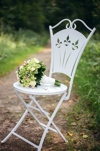 新娘的花束是白色的花和绿叶图片下载