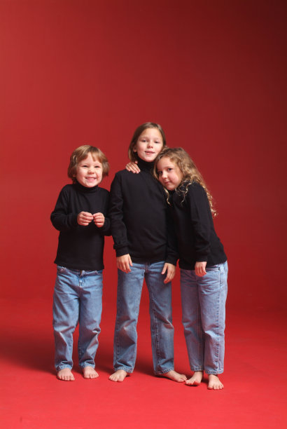 三个孩子穿红色衣服图片下载