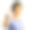 年轻女子拿着一张空白名片图片下载