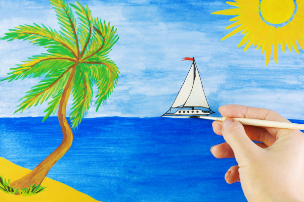 女人的手画了一幅海景图片下载