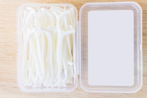 口腔用具:木制背景上的牙线图片下载