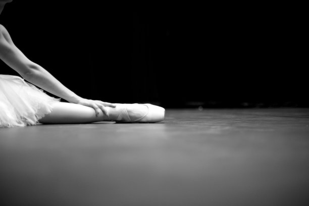 芭蕾舞者坐在地板上的细节图片下载
