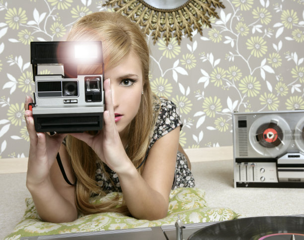 在复古房间里拍摄复古照片的女人图片下载