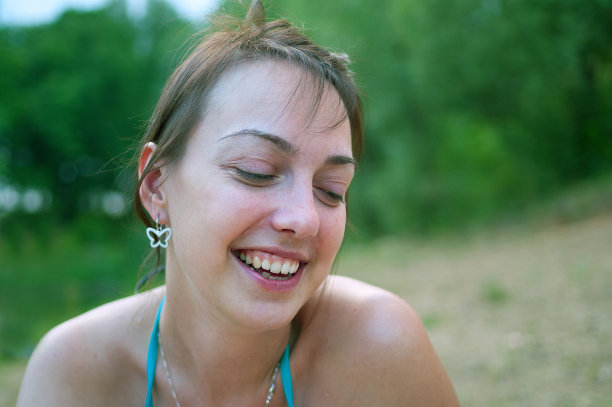 穿着蓝色胸罩微笑的女孩图片下载