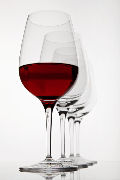 排四个酒杯，先斟满图片下载