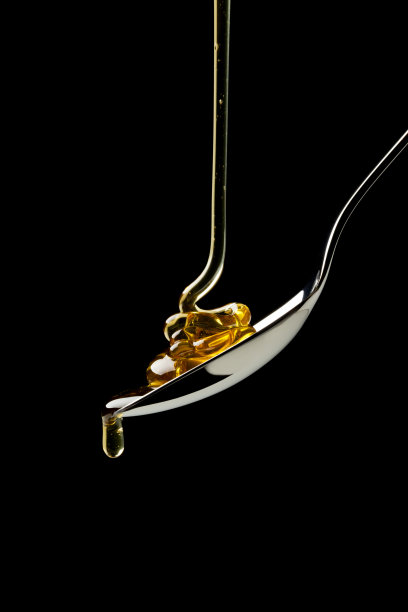 蜂蜜装在银匙里图片下载